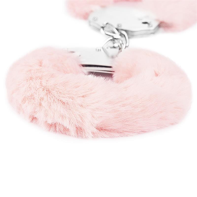 Algemas de metal com cabelo rosa